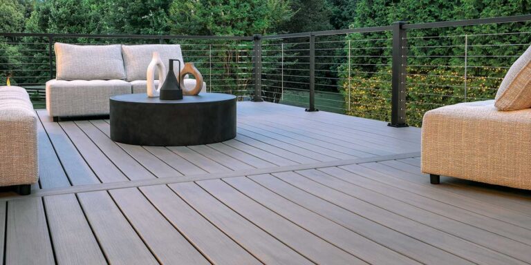 Les terrasses SunComfortable™ de Trex sont conçues pour rester plus fraîches au toucher sous le soleil*