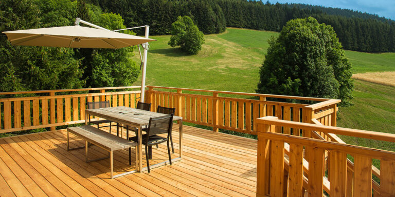 Construisez une terrasse épurée grâce à des fixations cachées