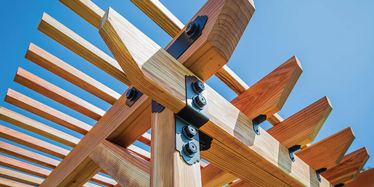 Construisez des structures extérieures plus robustes avec les connecteurs pour bois Simpson Strong-Tie