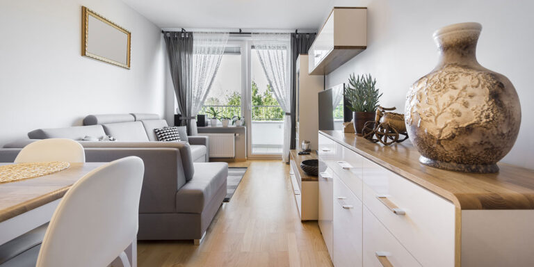 L’illusion d’espace : astuces de plancher pour les petites pièces canadiennes